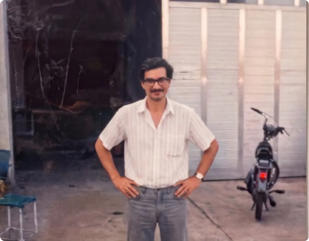 Tito en su taller en Arteaga, Santa Fe, 1984
