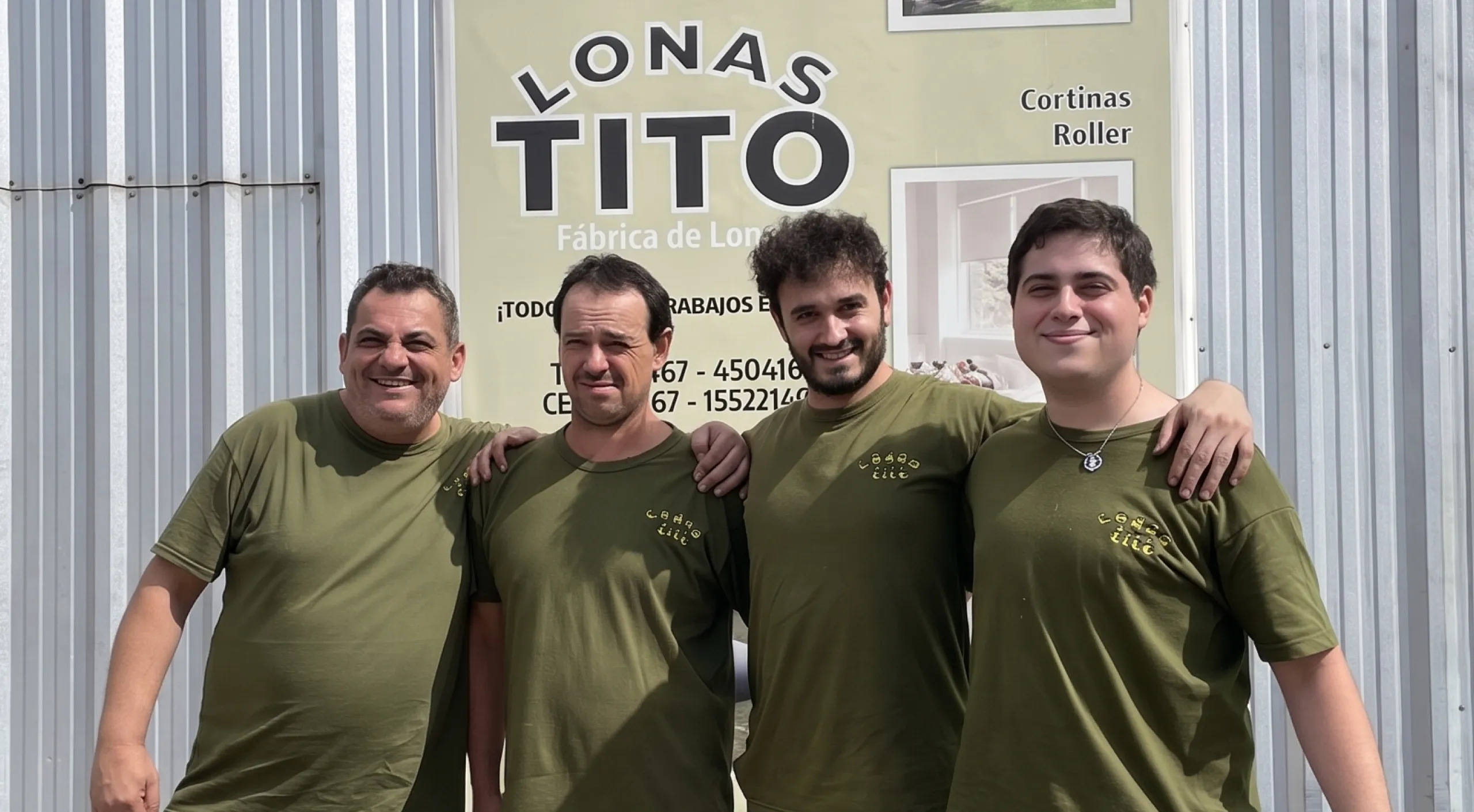 El equipo de Lonas Tito frente a su local en Arteaga, Santa Fe