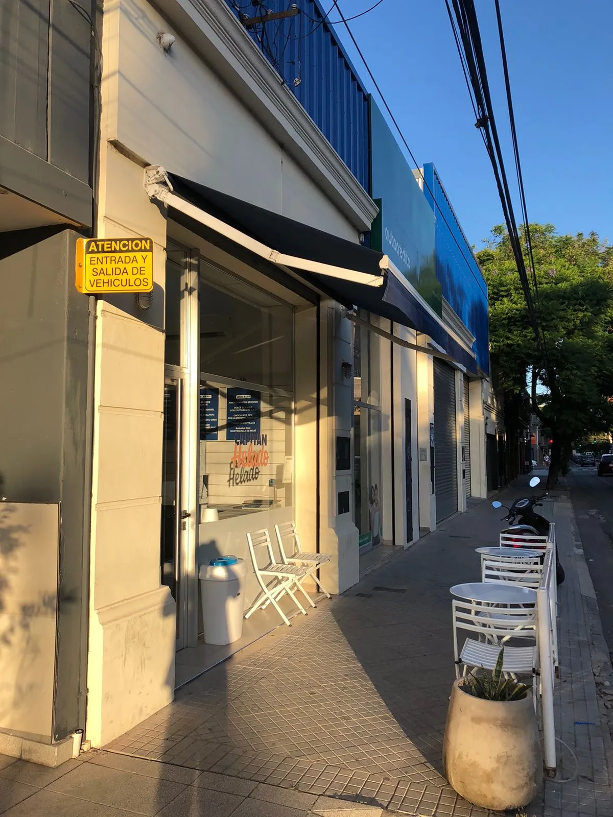 Toldo exterior y cerramiento realizado por Lonas Tito