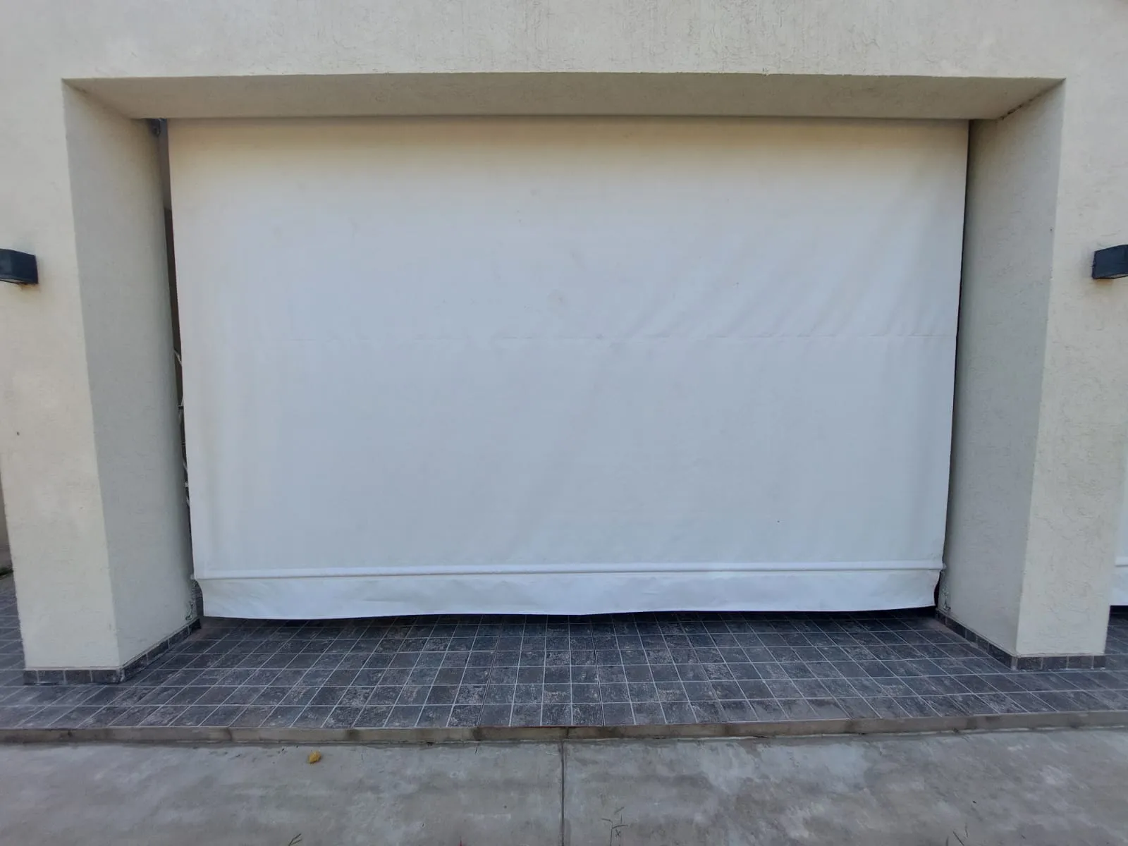 Toldo exterior y cerramiento realizado por Lonas Tito