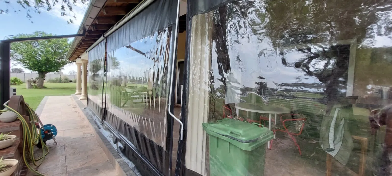 Toldo exterior y cerramiento realizado por Lonas Tito