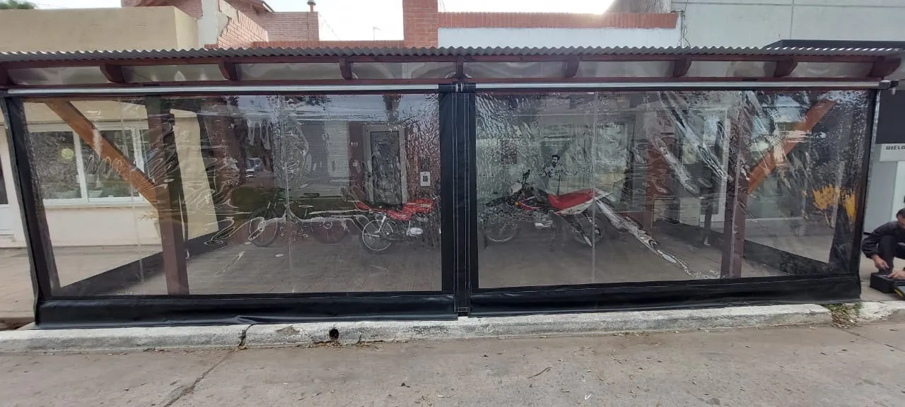 Toldo exterior y cerramiento realizado por Lonas Tito