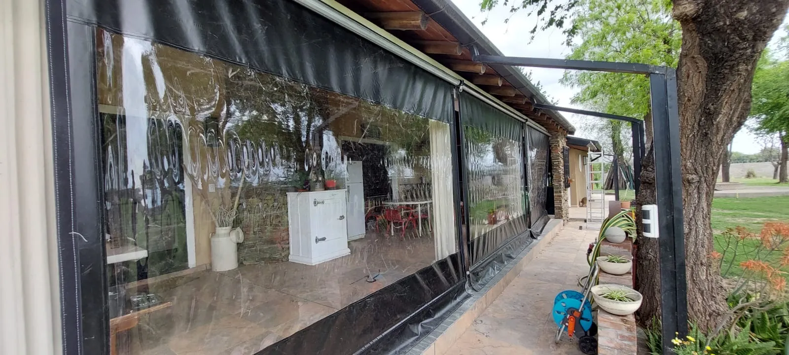 Toldo exterior y cerramiento realizado por Lonas Tito