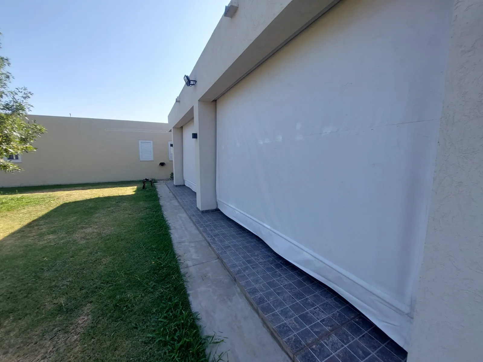 Toldo exterior y cerramiento realizado por Lonas Tito
