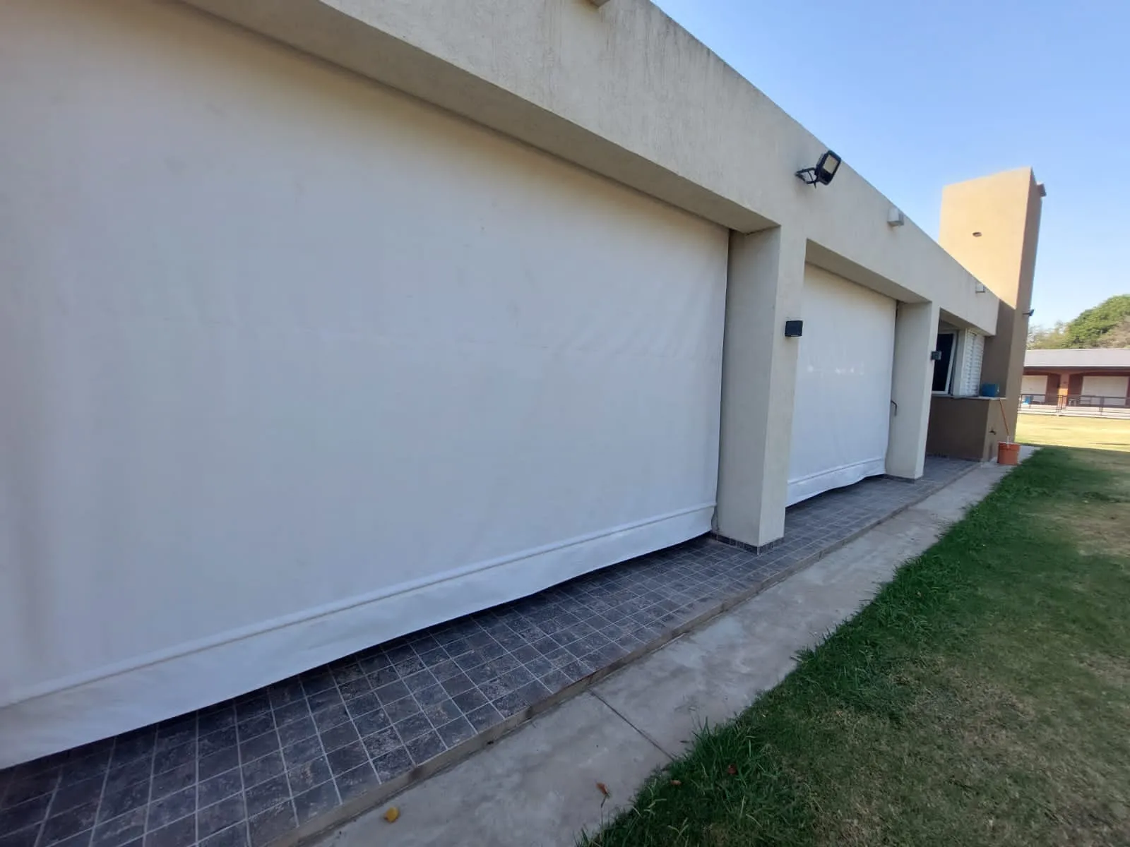 Toldo exterior y cerramiento realizado por Lonas Tito