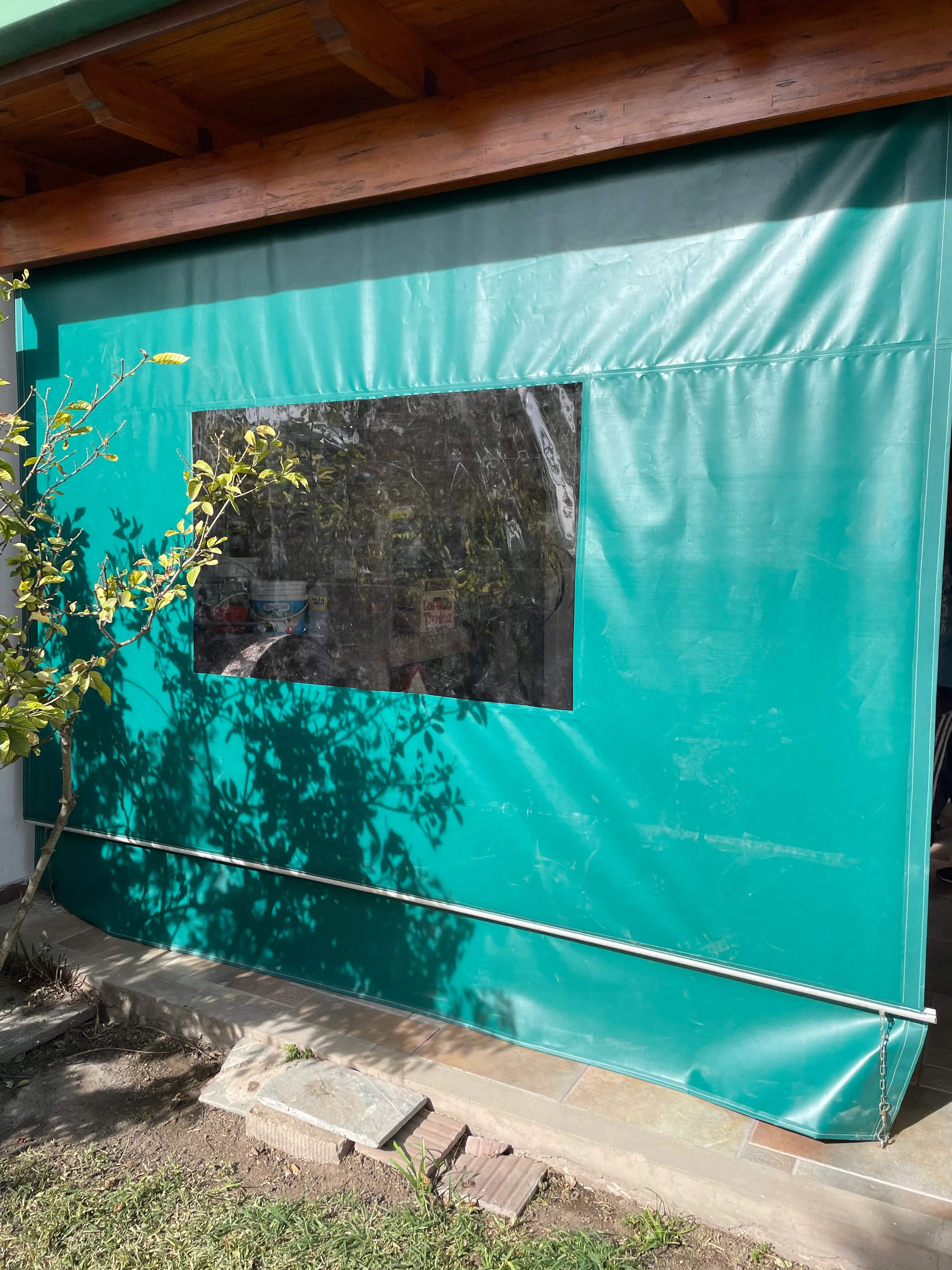 Toldo exterior y cerramiento realizado por Lonas Tito