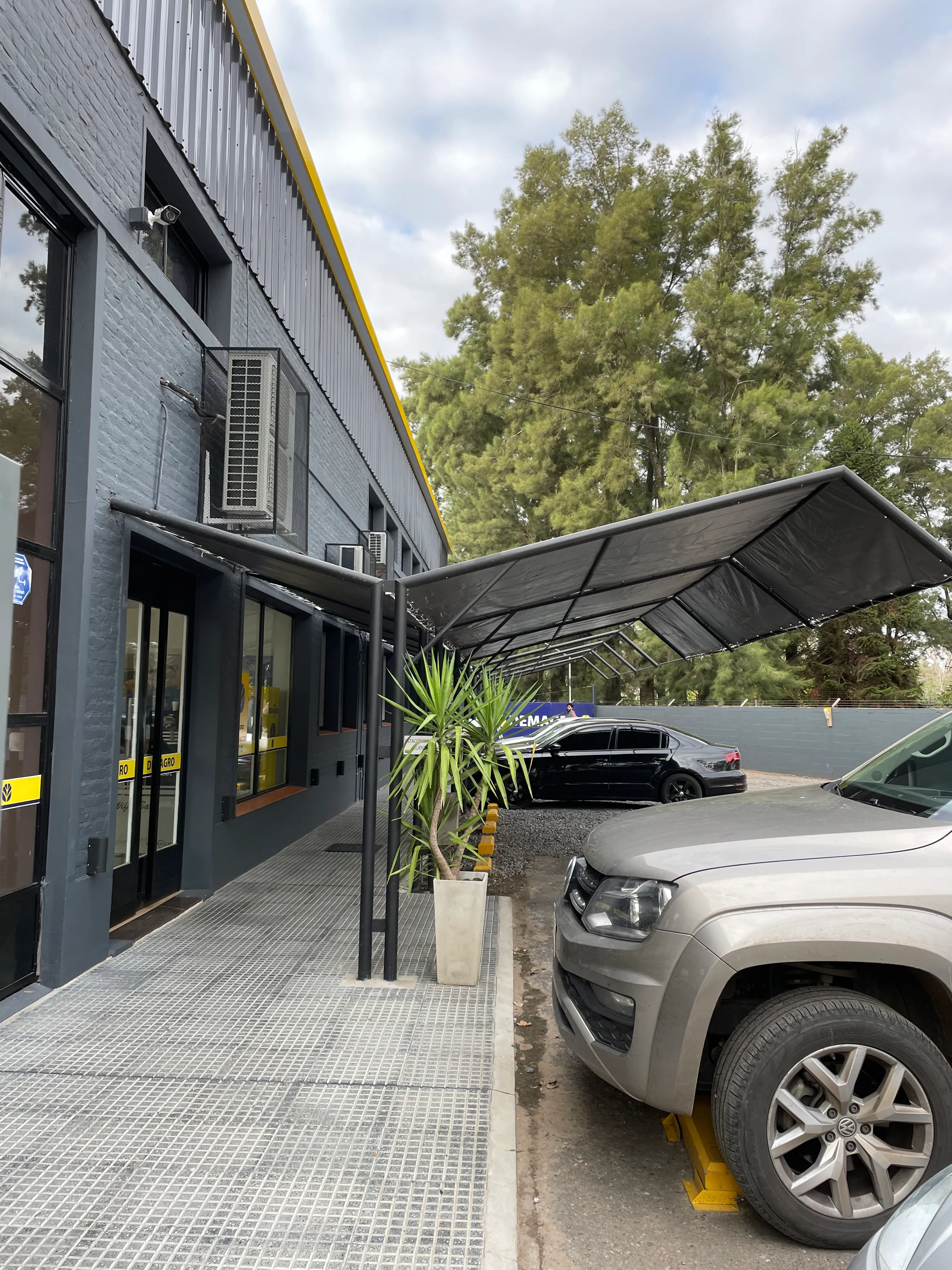 Toldo exterior y cerramiento realizado por Lonas Tito