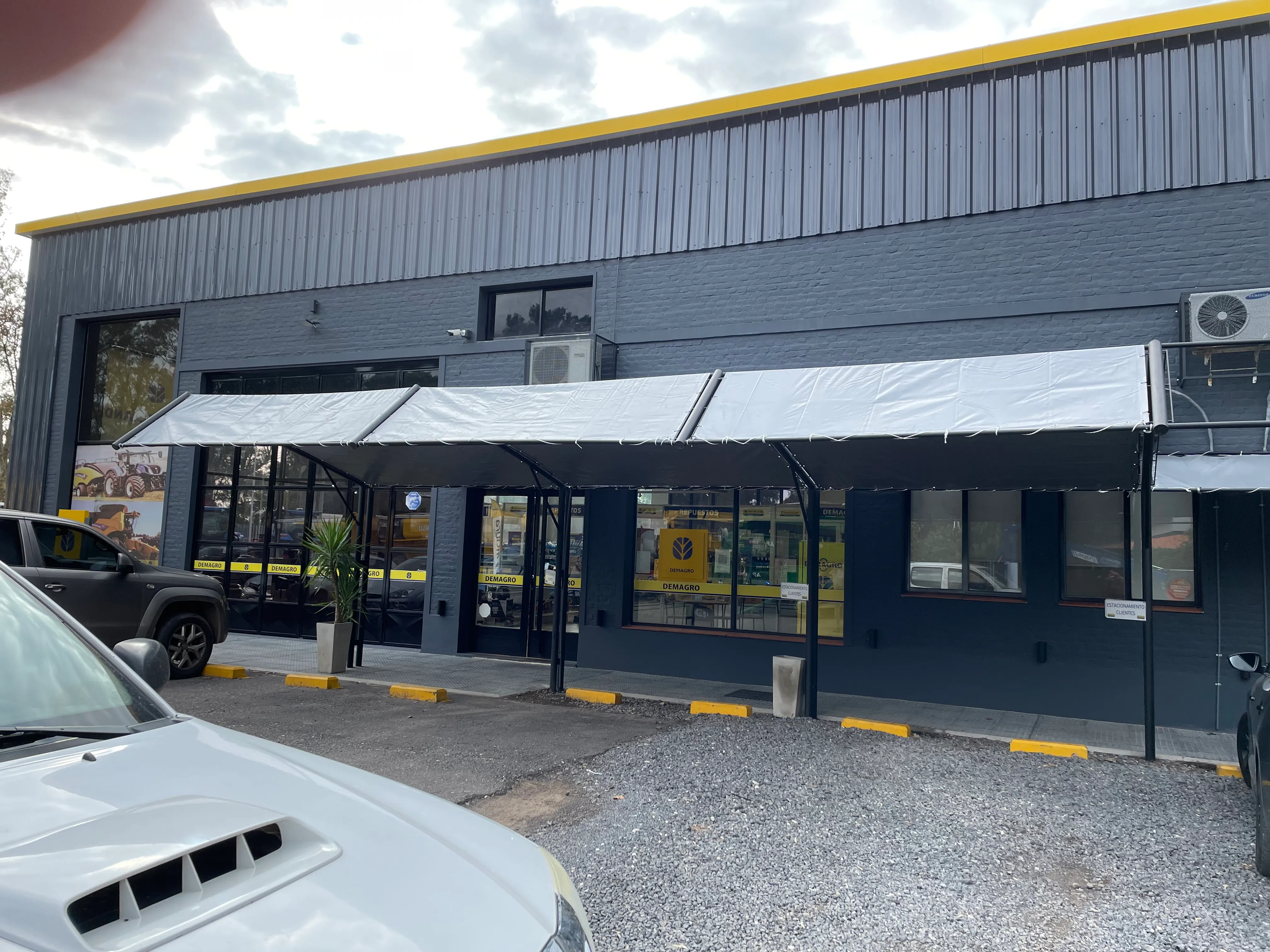 Toldo exterior y cerramiento realizado por Lonas Tito