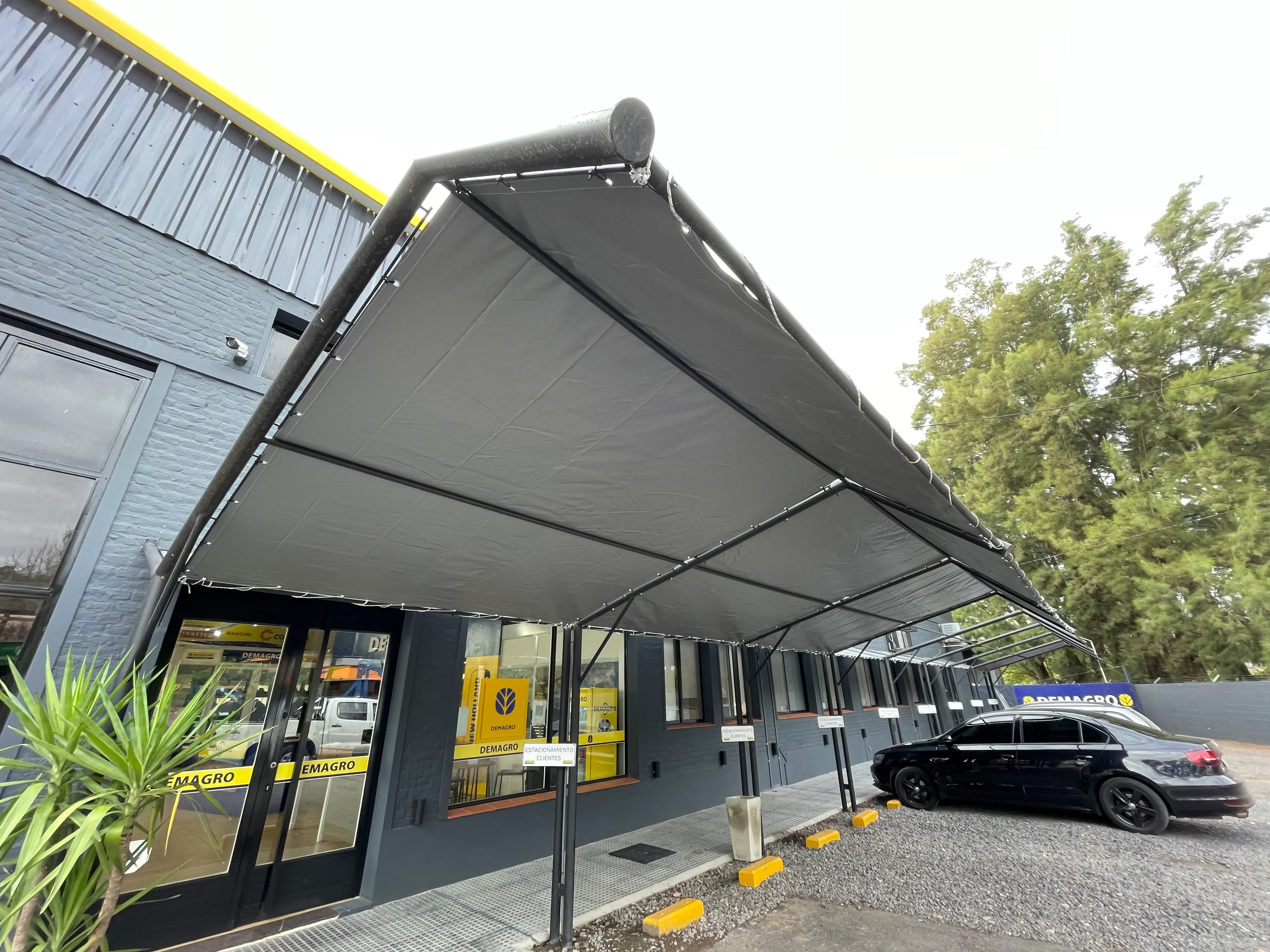 Toldo exterior y cerramiento realizado por Lonas Tito