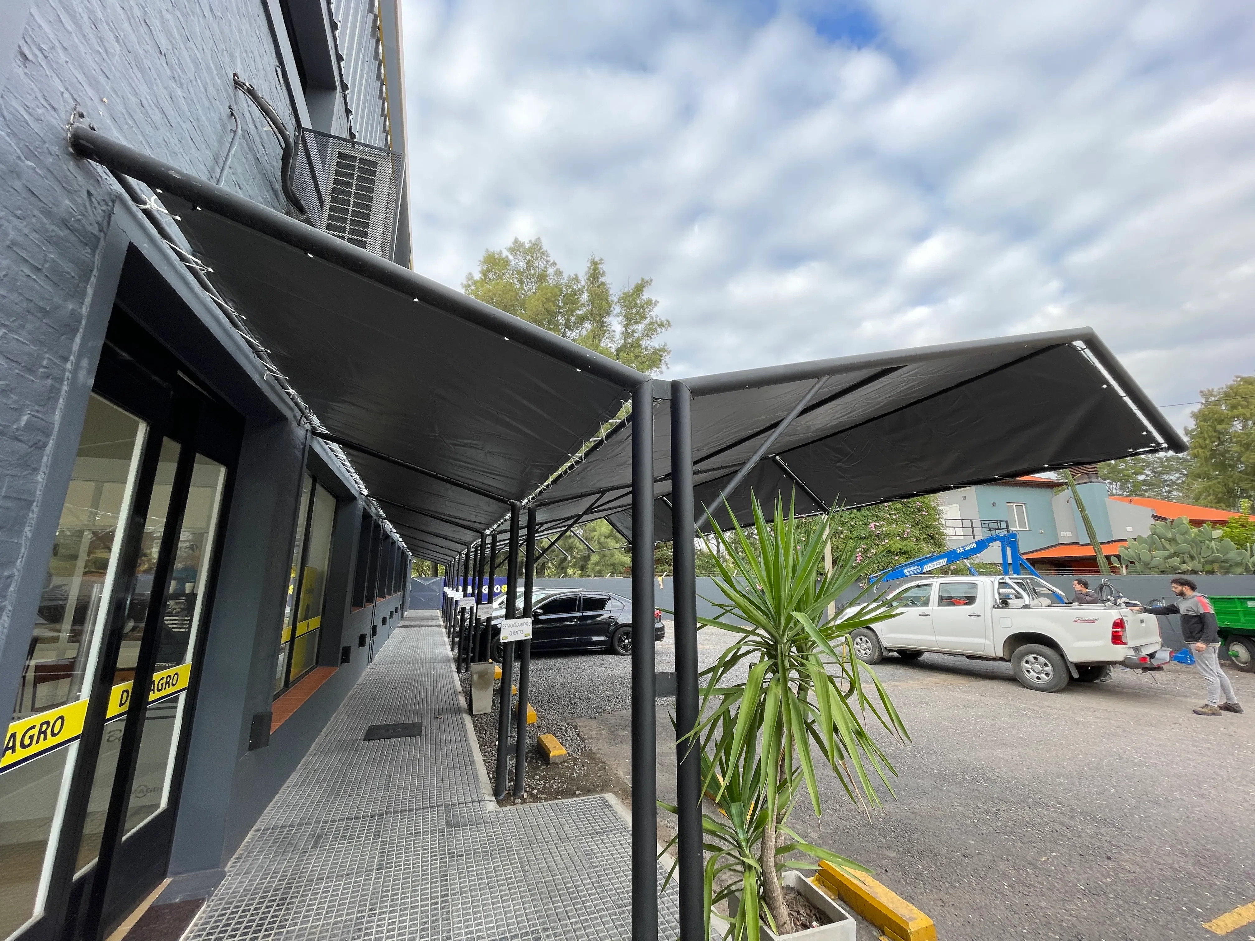 Toldo exterior y cerramiento realizado por Lonas Tito