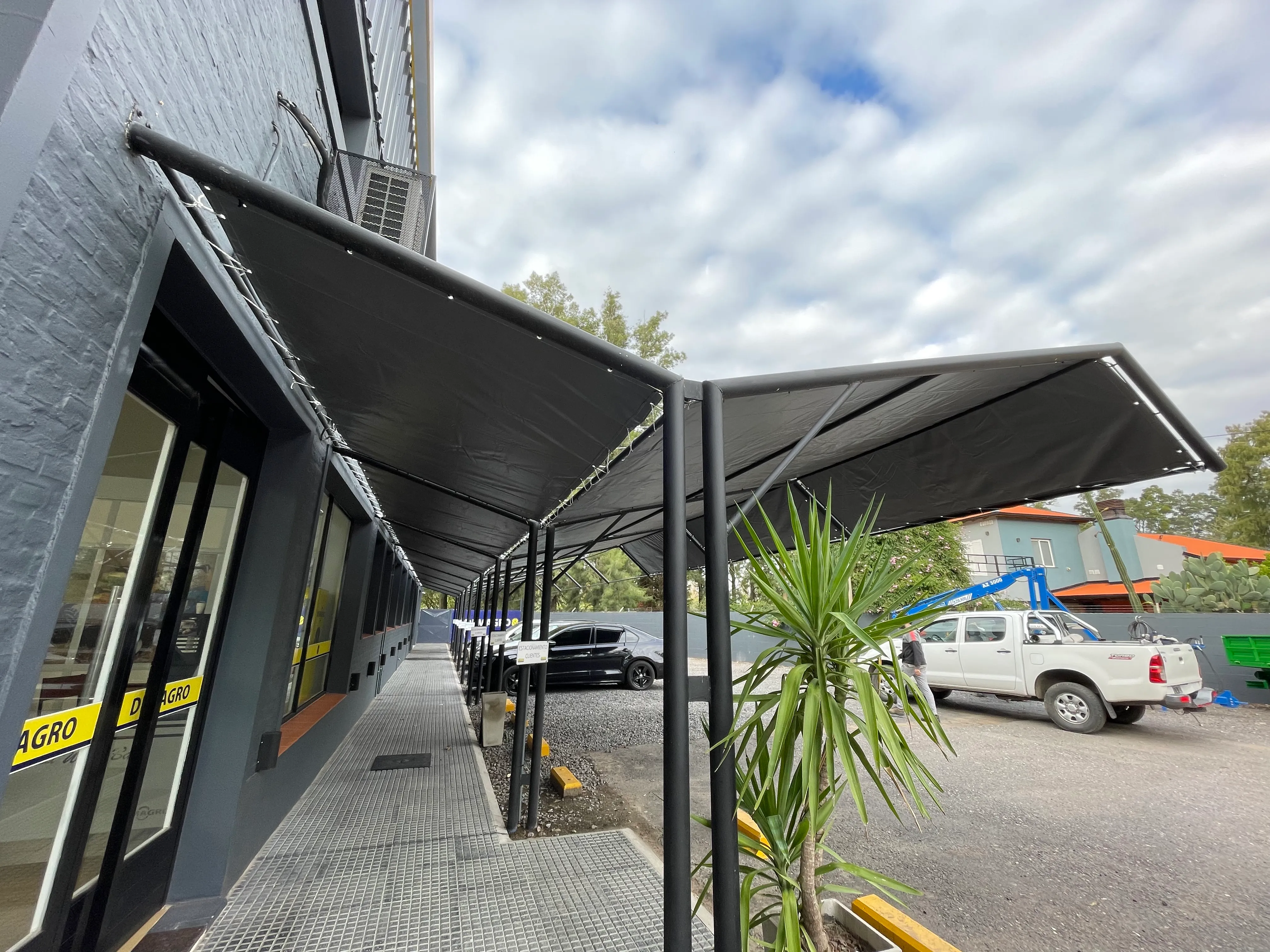Toldo exterior y cerramiento realizado por Lonas Tito