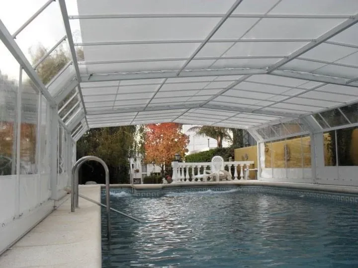 Toldo exterior y cerramiento realizado por Lonas Tito