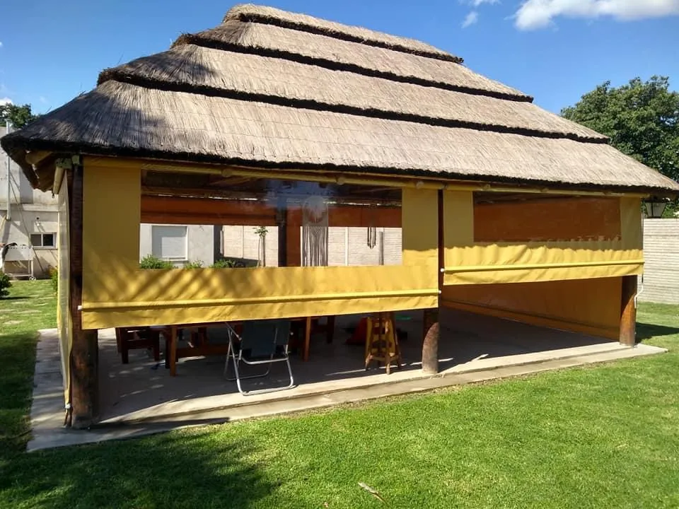 Toldo exterior y cerramiento realizado por Lonas Tito