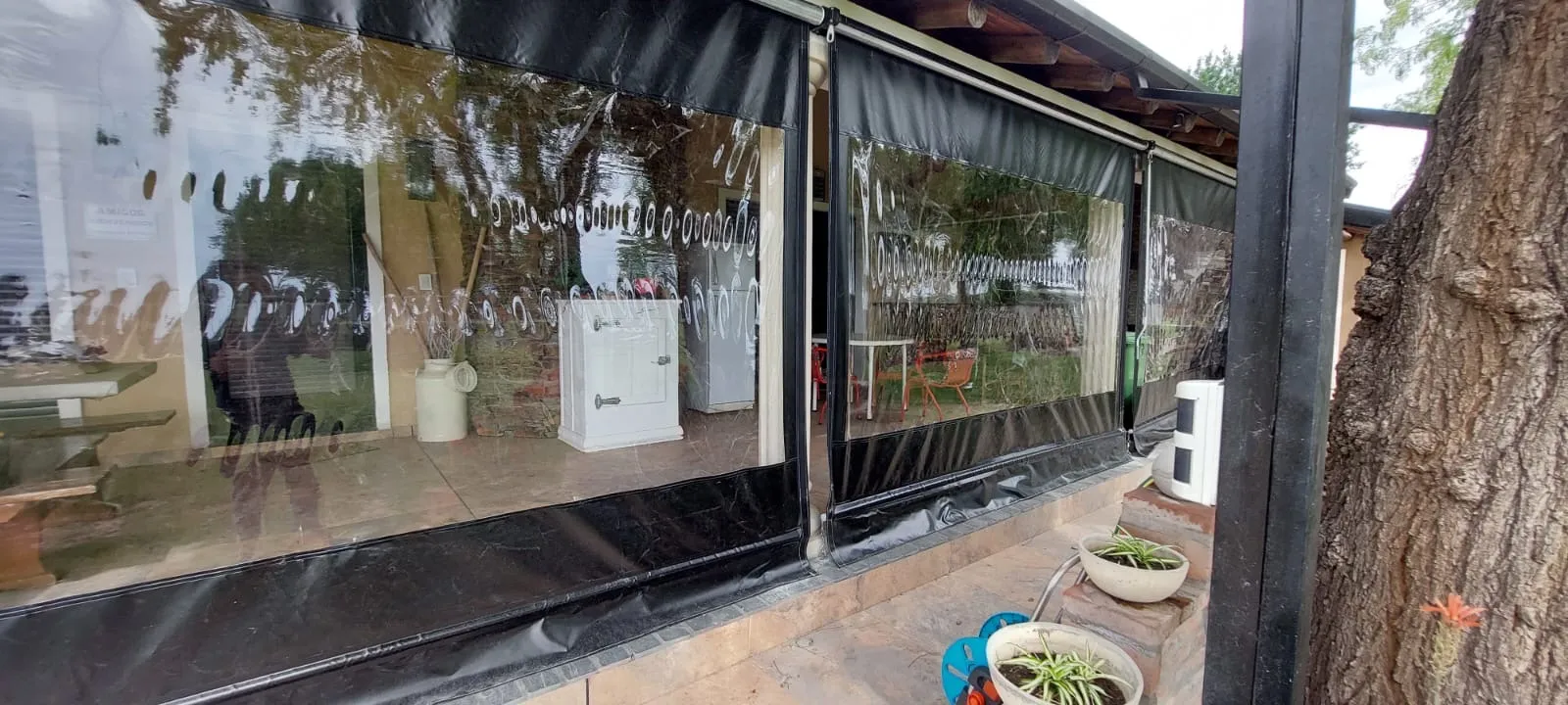 Toldo exterior y cerramiento realizado por Lonas Tito