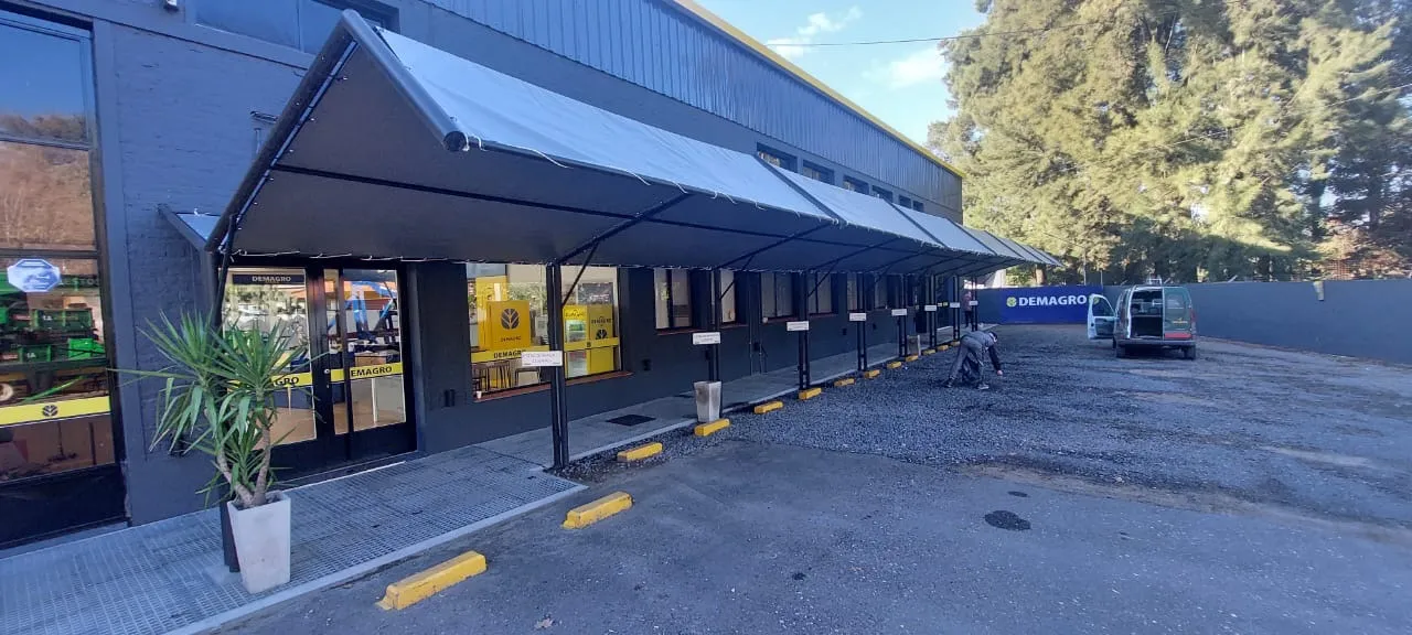 Toldo exterior y cerramiento realizado por Lonas Tito